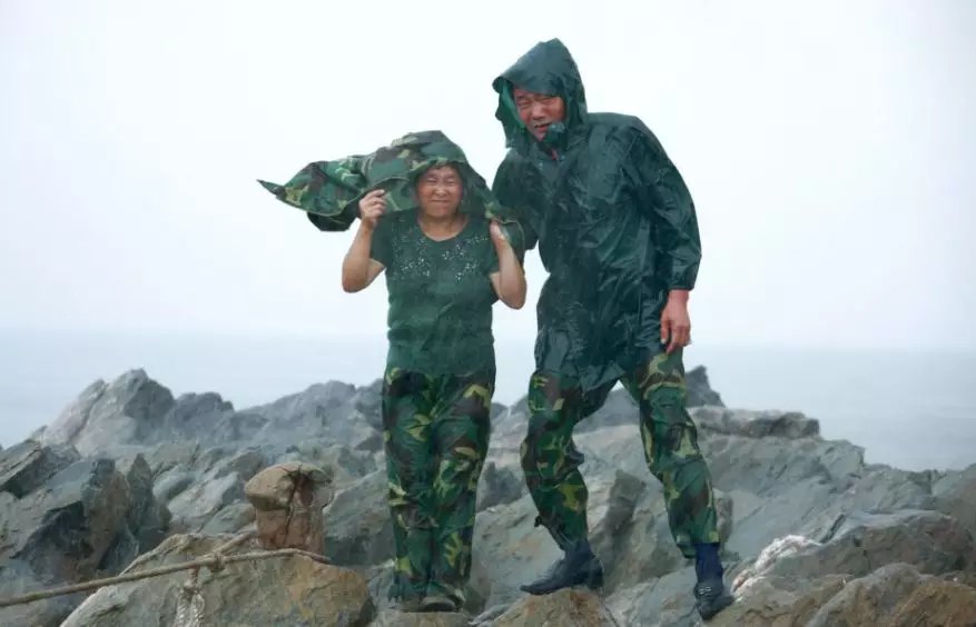 江苏夫妻驻守黄海孤岛32年，无电无淡水年薪5千，丈夫给妻子接生