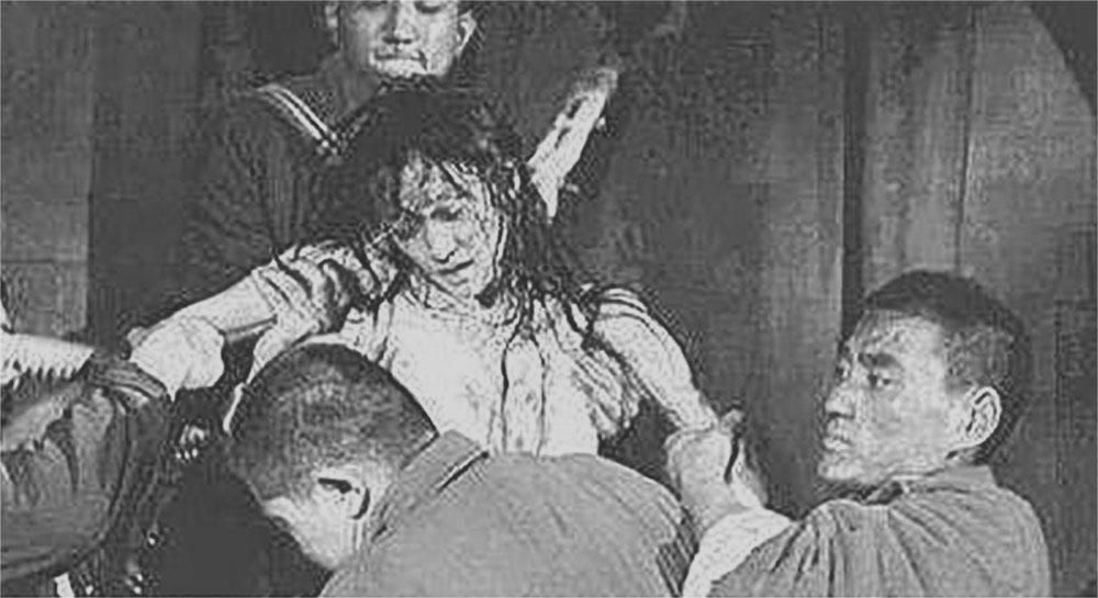 日本宪兵的日记：日本兵当着10几个男人的面糟蹋了一个中国女人