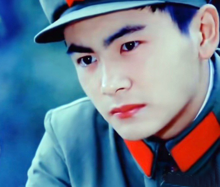 老戏骨们刚出道时多好看?唐国强英气逼人洪剑涛不演贾宝玉可惜了