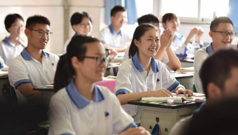 这届模范生有毒！光荣榜上座右铭太好笑，“广告招租位”永远的神