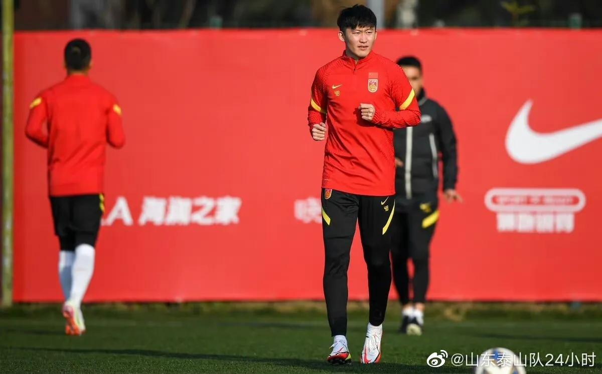 中国国家足球队训练图,利马晒在国家队训练照