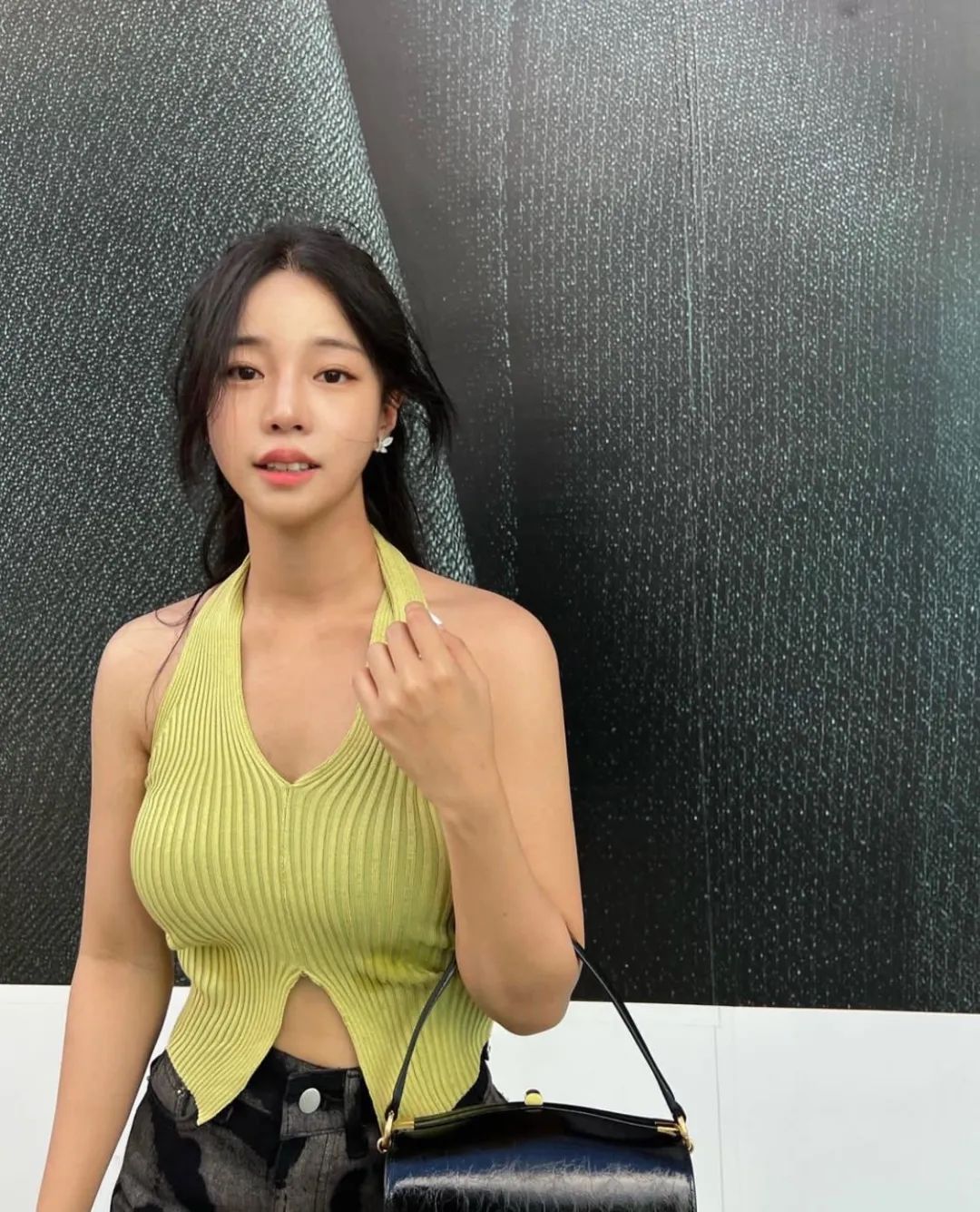 这个夏天一定要穿小吊带,夏天就是要穿上好看的小吊带