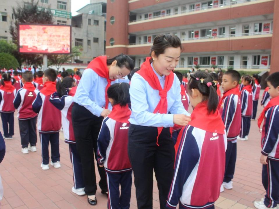 学习二十大，争做好队员|富平县各级少先队组织开展少先队员入队仪式暨庆“六一”文艺汇演主题活动
