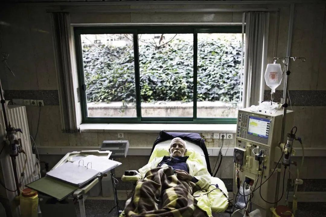 为了不饿死，伊朗人正在卖掉*丸睾**