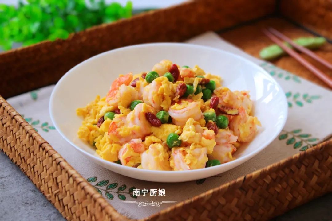 酒店式的滑蛋虾仁,五星级大酒店的滑蛋虾仁做法