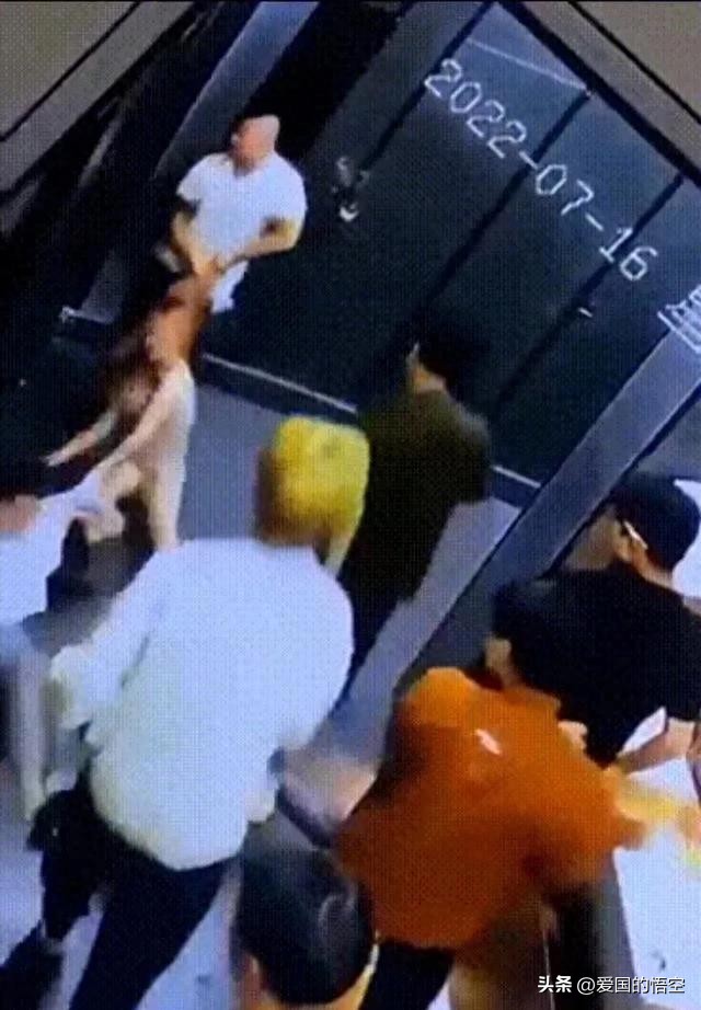 女子被男子扯着头发拖进厕所，男子露出*体下**小便，现场视频曝光