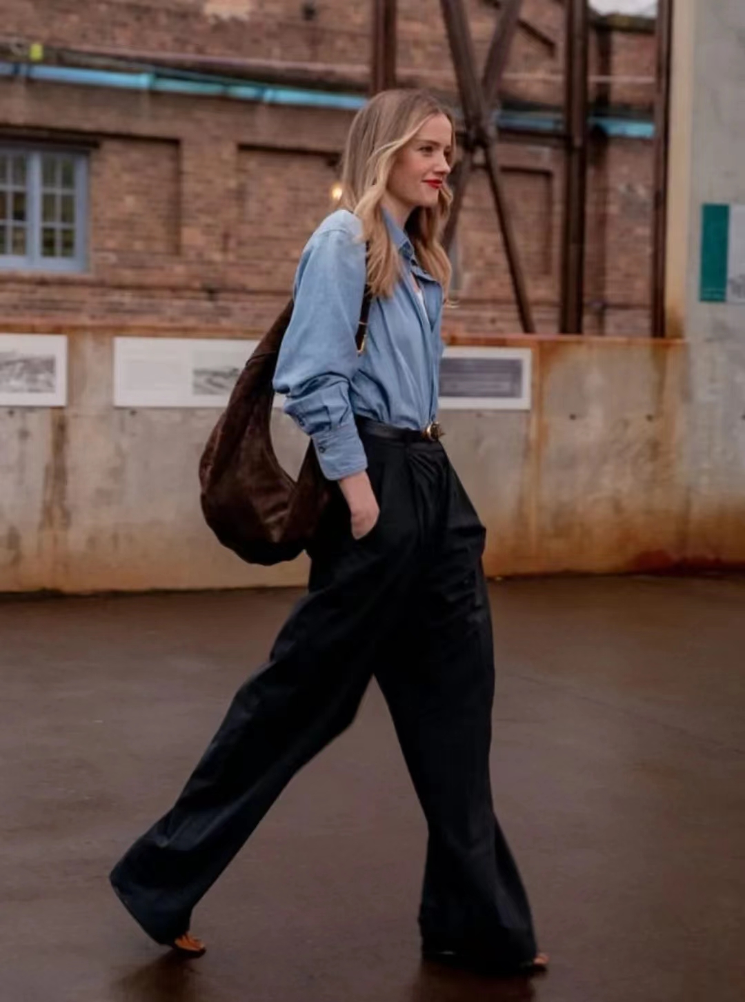 藏蓝色衬衫穿搭什么风格,蓝色衬衫怎样搭配出时尚的感觉