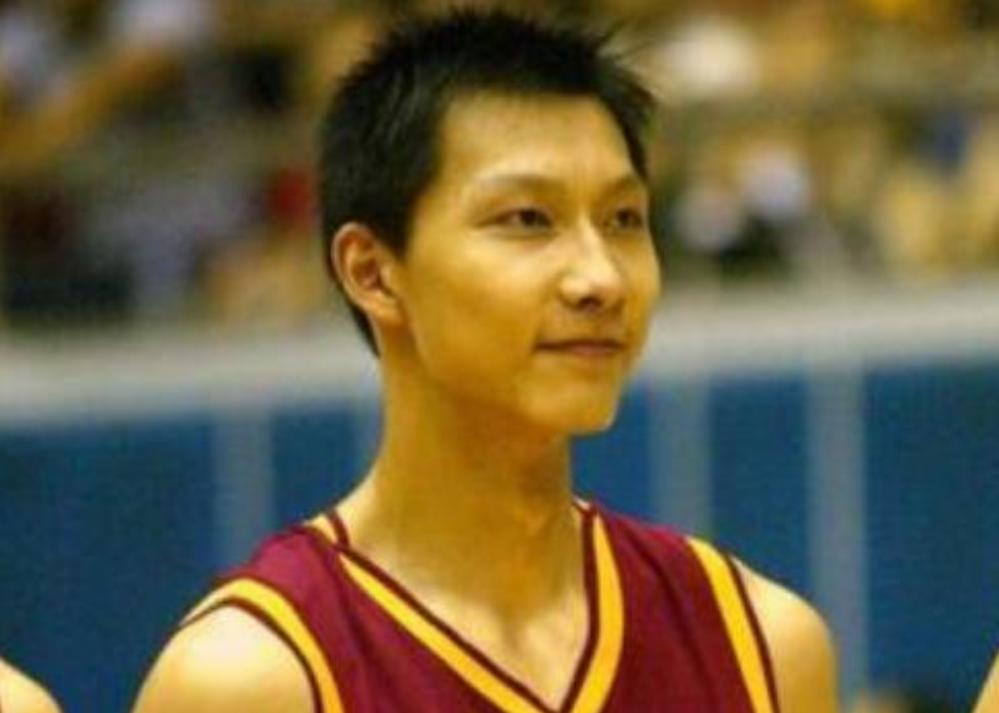 易建联与娇妻荆灵图片,易建联身价上亿迎娶巴西宝贝