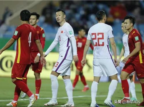 国足输给越南后球迷真实反应,足球媒体人评价国足输越南