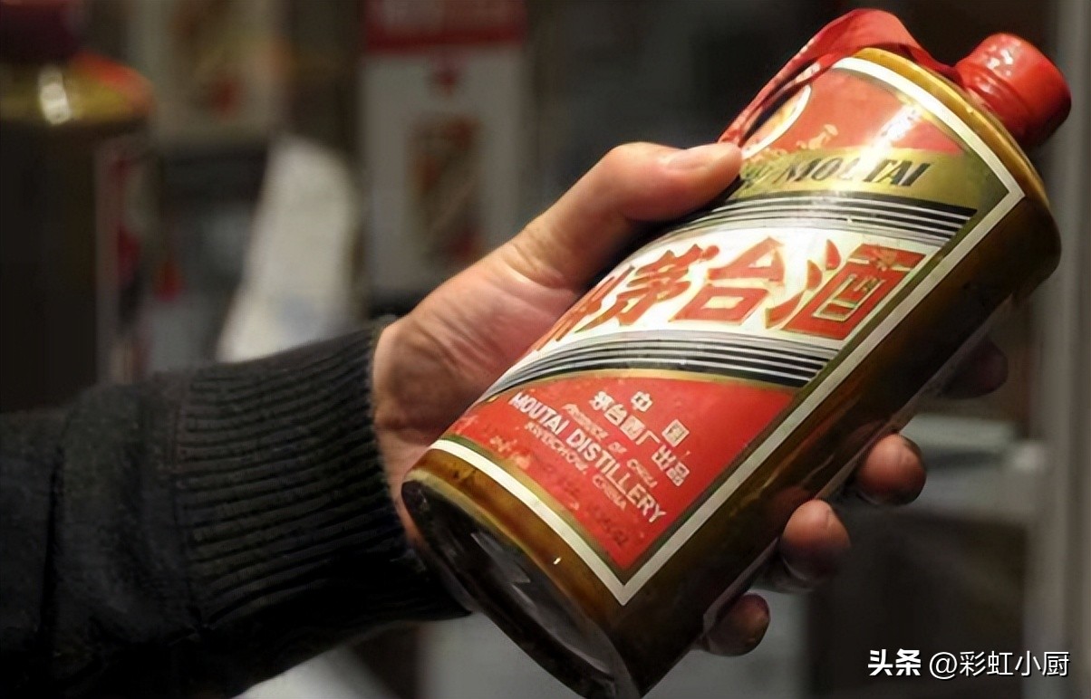 山东服务员帮客人倒酒顺序,服务员一个月可以赚多少钱