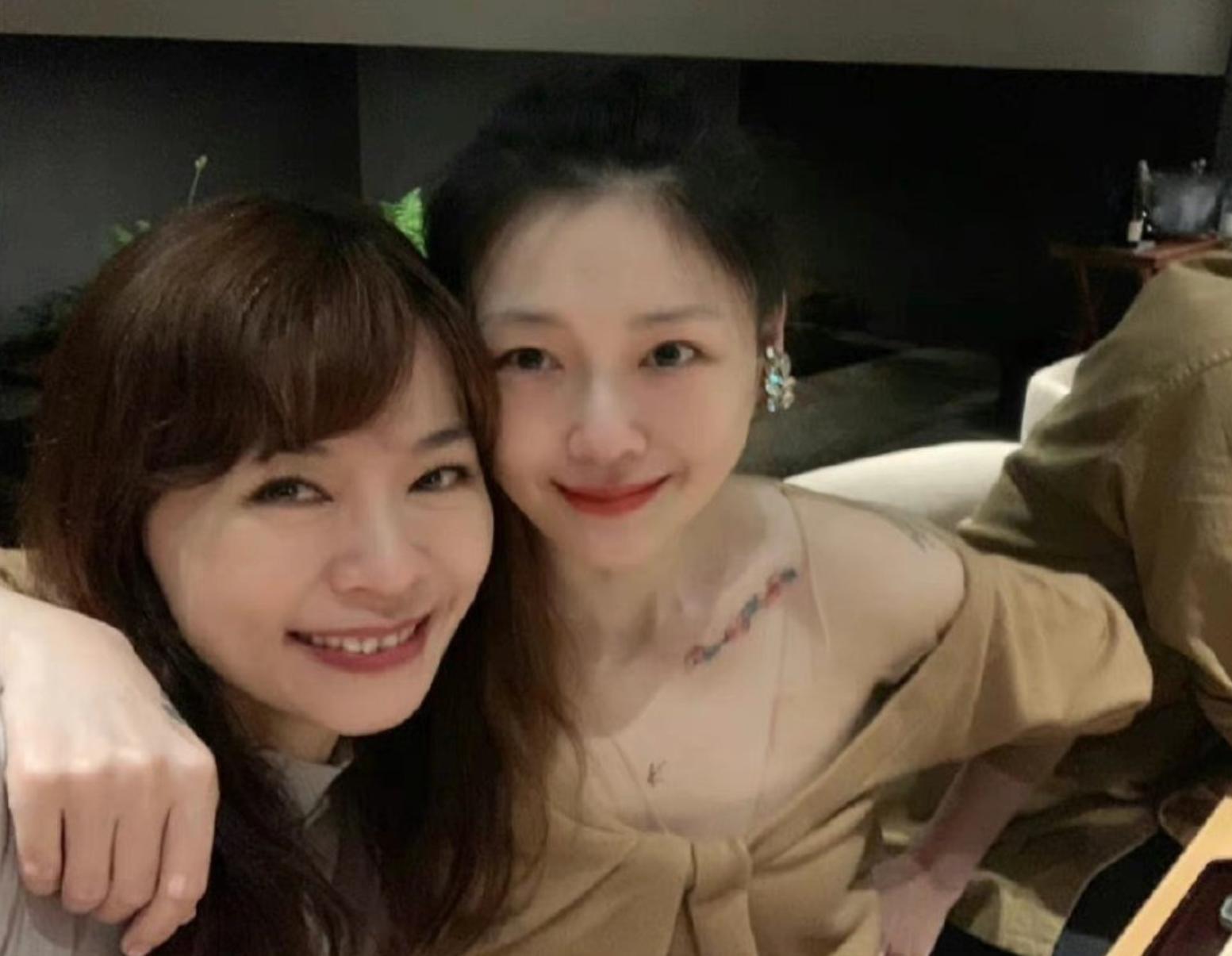 大s具俊晔将婚戒纹在手指上,大s婚后首秀恩爱