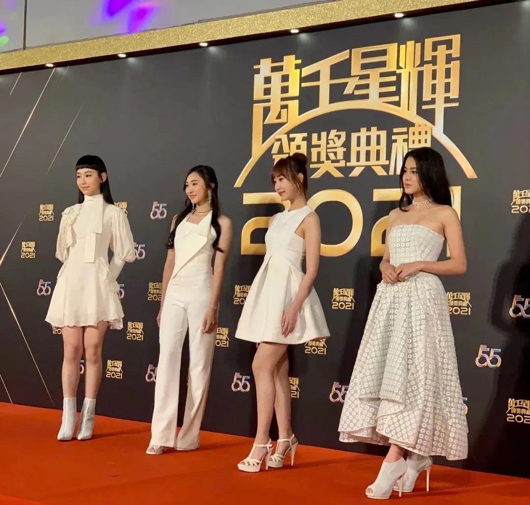 tvb花旦钟嘉欣晒独自坐湖边照,台庆tvb钟嘉欣马国明是哪一期