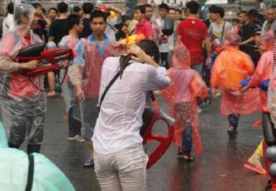 趁着泼水节公然对女生进行骚扰！向女生私密部位喷水还撕扯衣服