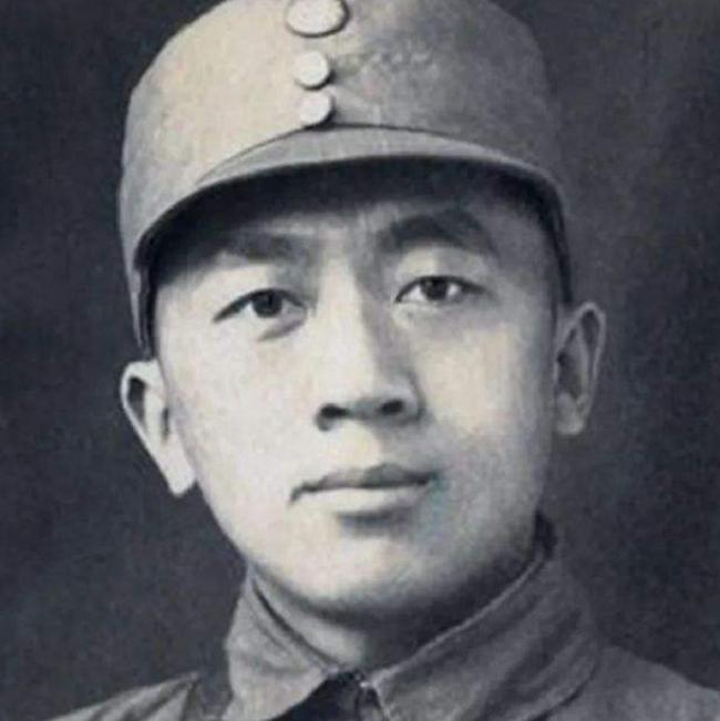 伪军中将给粟裕送了盒烟，粟裕发现不对大喊：部队集合，电台关闭