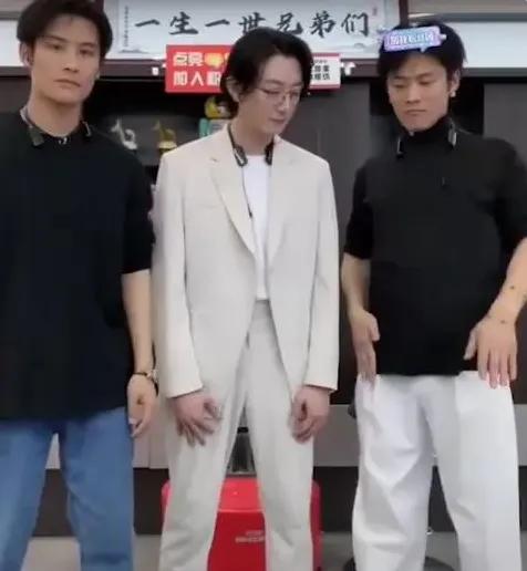 《狂飙》配角蹭热度赚钱被批吃相难看，靠自己的热度赚钱有错吗？