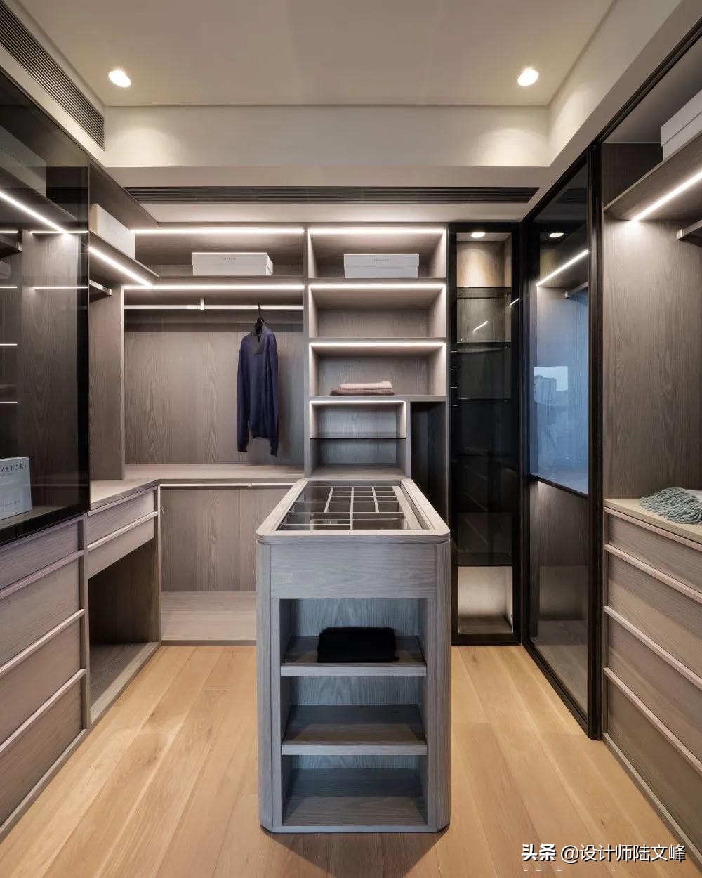 主卧厕所正对床用隐形门,主卫门对着床做隐形门