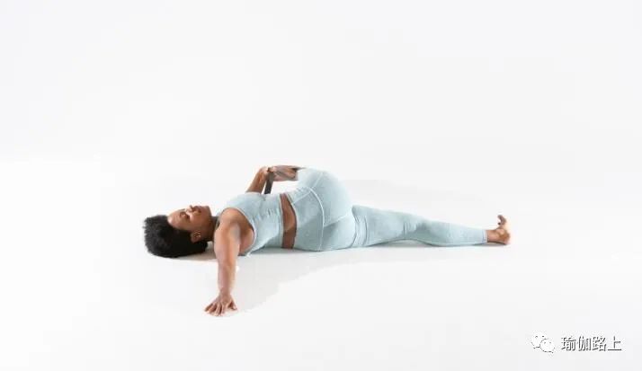 髋关节一边松一边紧怎么练习瑜伽,髋太紧怎么改善