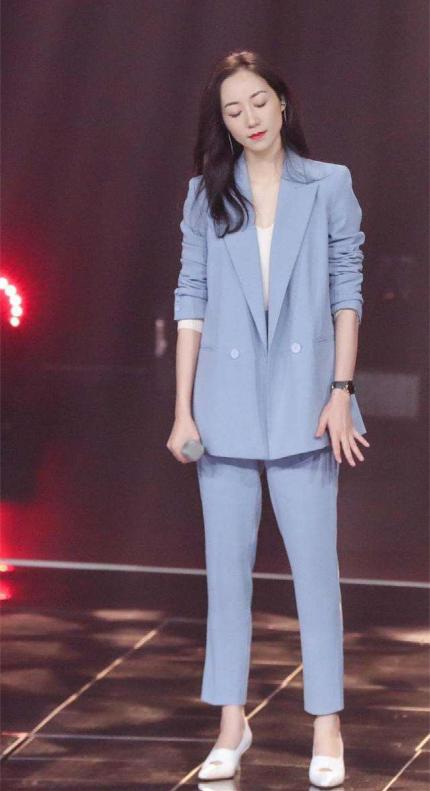 韩雪把西装穿出了新风格,金丝绒西装套装韩雪