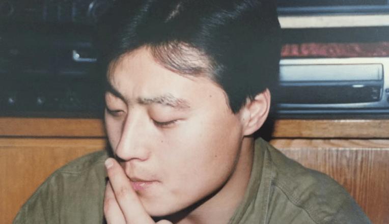 他9块钱娶了老婆住9平米的地下室7年,成名后也坚决不*妻换**