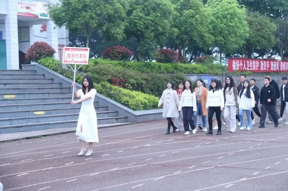 李中学子多矫健运动场上展英姿—李渡中学第四十届田径运动会纪实