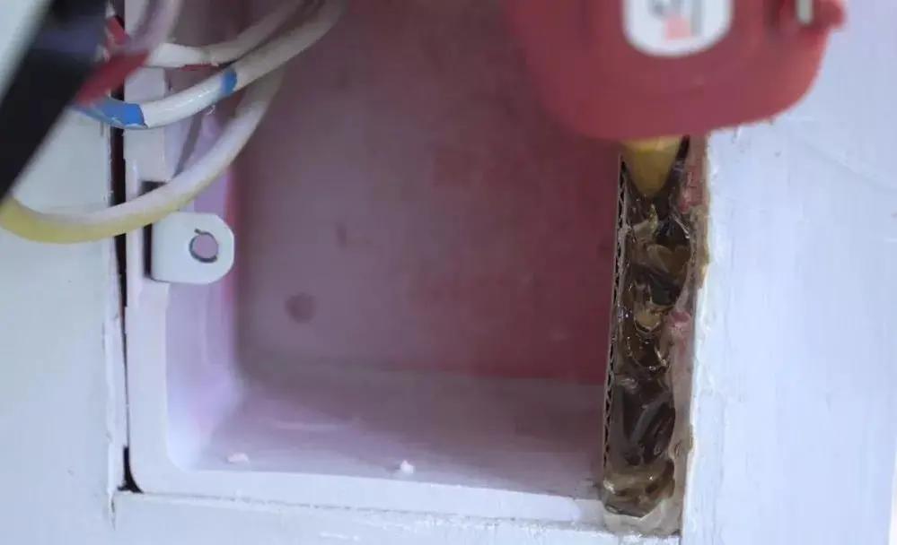 墙上插座松动,墙上的插座孔松动怎么办