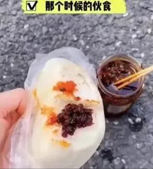 睡楼梯，啃馒头，攒钱给男友买28年的生日礼物，结局早已注定