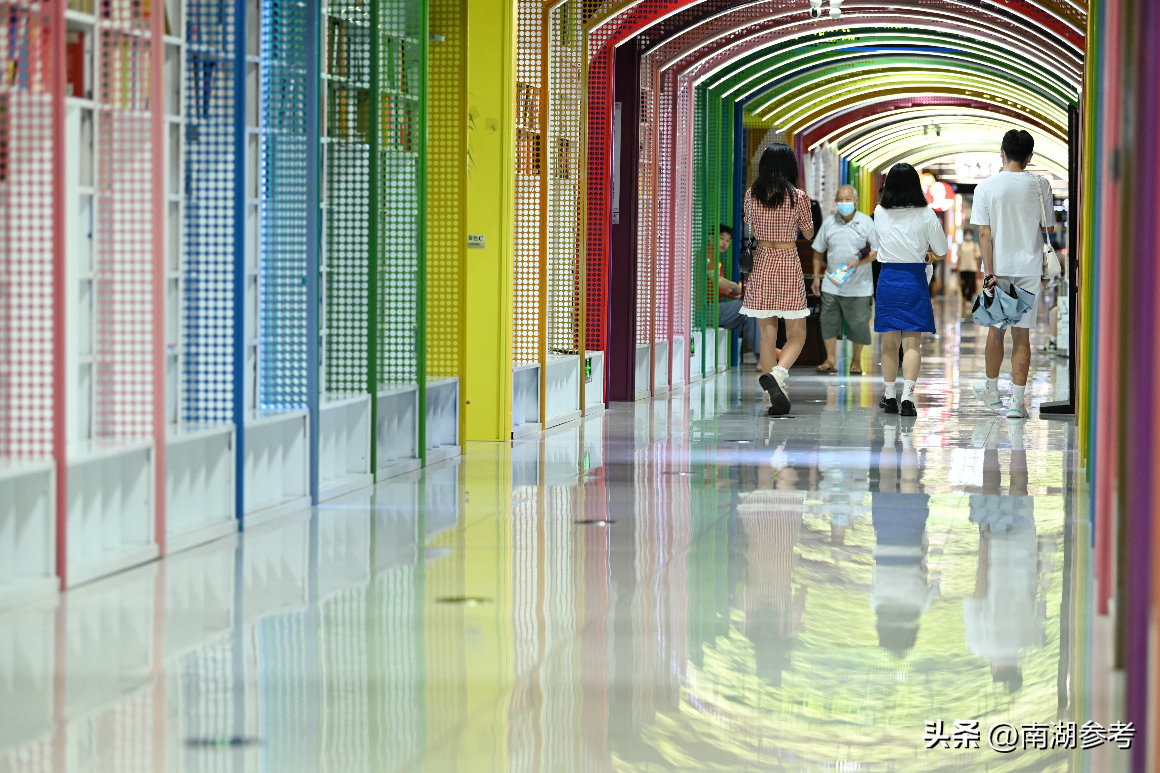 南宁24小时营业的书店,南宁地铁站现百米彩虹书店