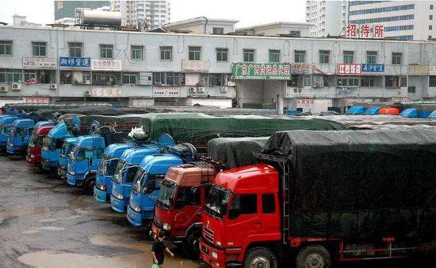 从年入38万的巨富到拼命的“加班狗”，中港司机给我们什么启示？