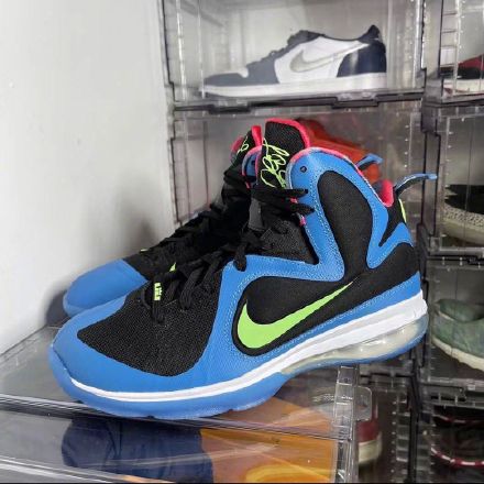 老詹上脚的板鞋,老詹崴脚起来后直接跺脚