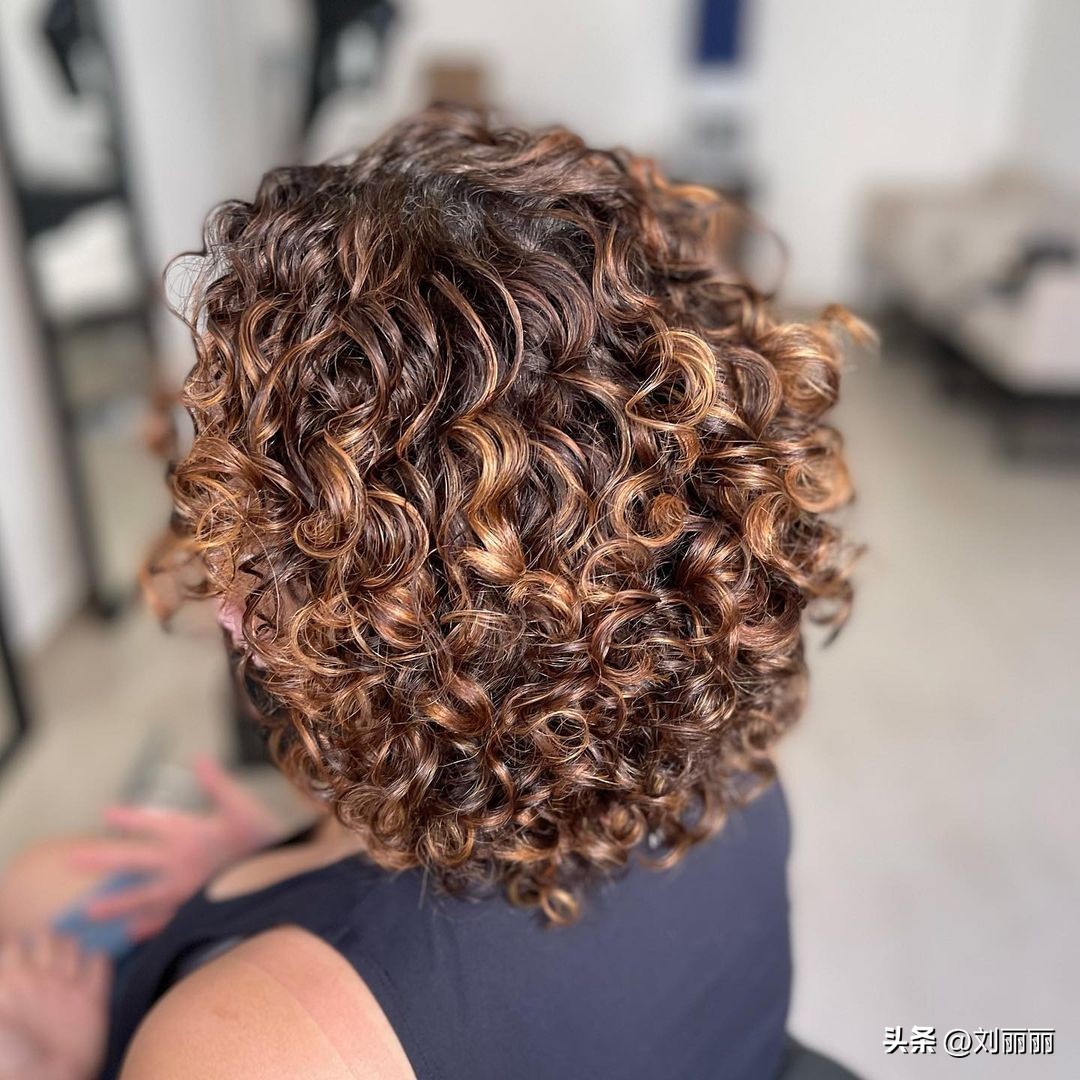 波波头满头小卷发型图片2015,高层次波波头满头造型烫打理