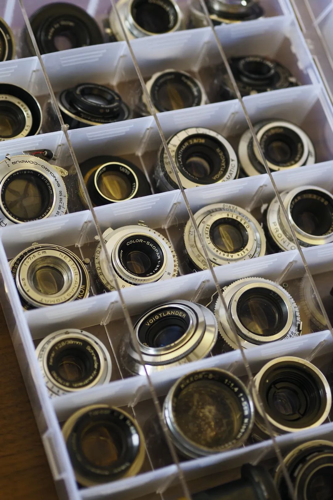 中国年轻人，不买房，只“玩物丧志”