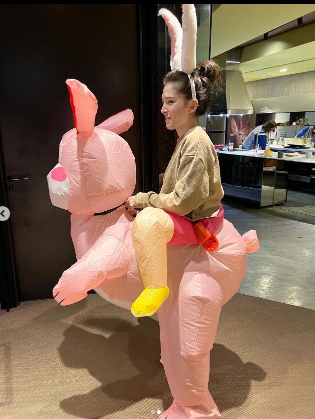 邱泽许玮甯参加好友婚礼太亮眼 (邱泽许玮甯甜蜜合照曝光)