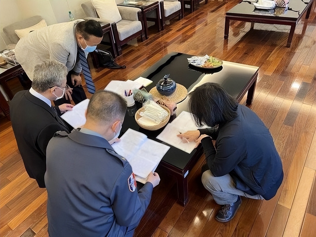 57种台军兵役方案，蔡英文却蹲在茶几旁修改，台名嘴嘲讽效率极低