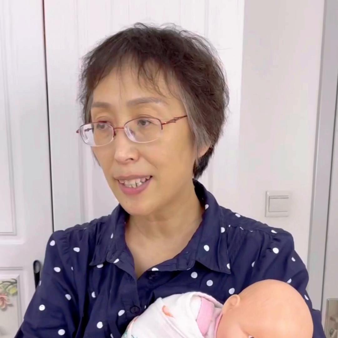 宝宝一直哭怎么安慰妈妈,宝宝哭妈妈崩溃怎么办