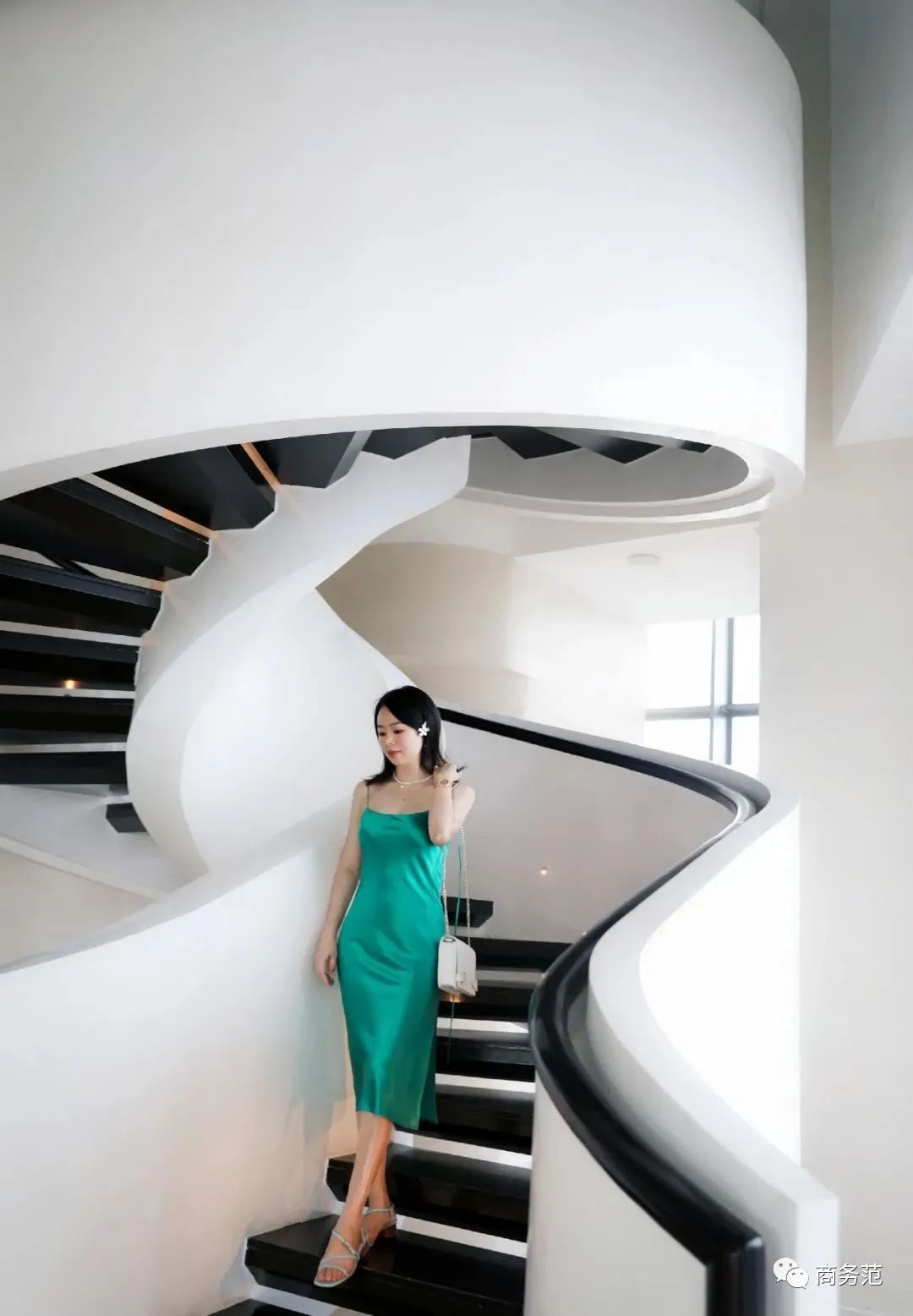 孟晚舟穿的白色连衣裙是什么品牌,孟晚舟同款连衣裙大码