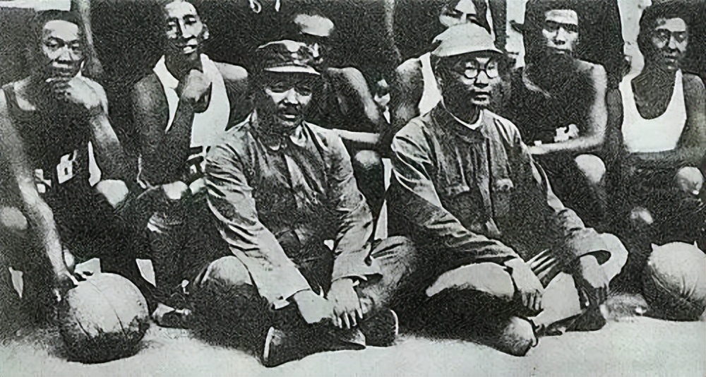 贺龙将军组建的足球队有多强?14场国际赛从无败绩,成为亚洲第一