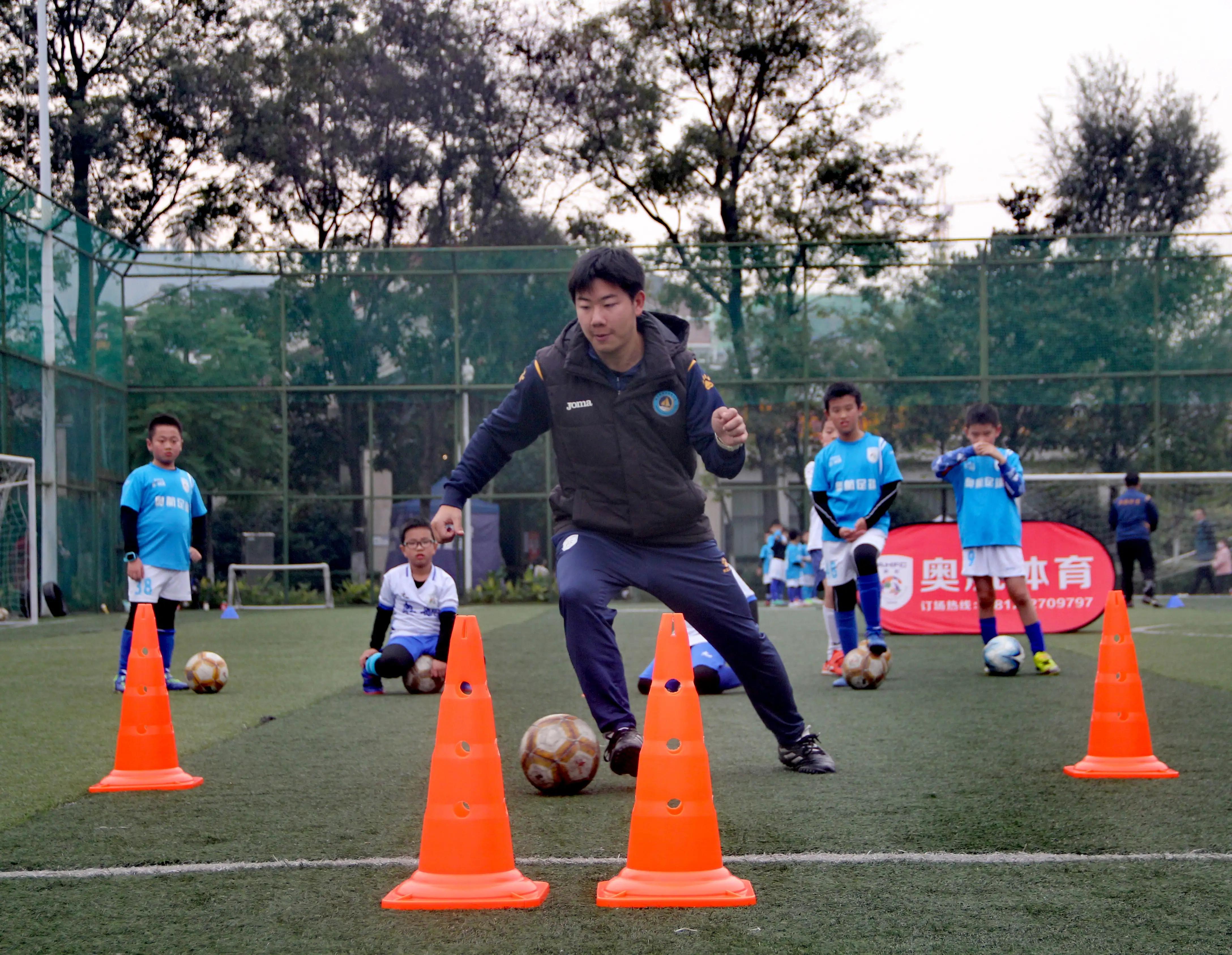 聚焦奥航少年风采：用青春的激情点燃对足球的热爱