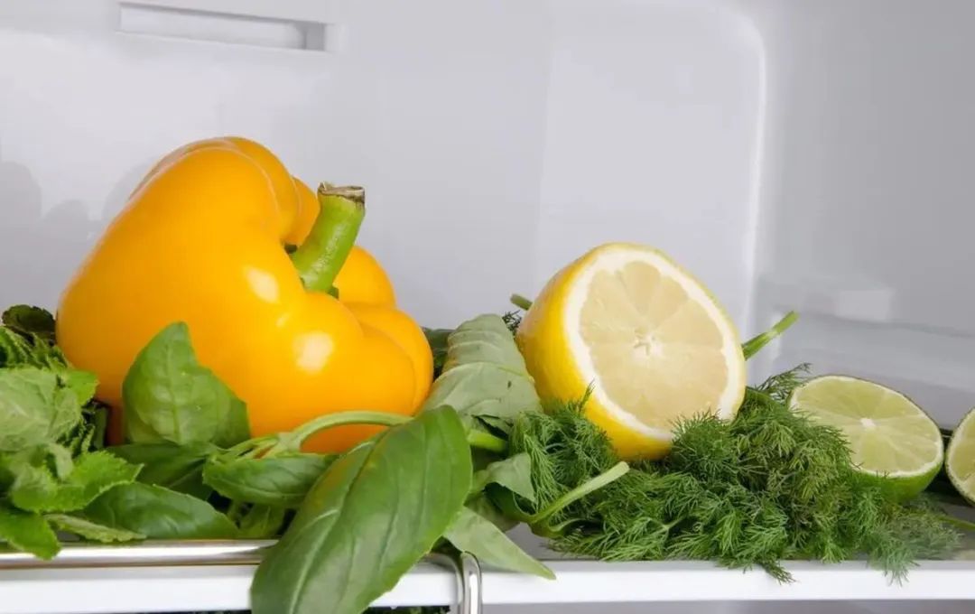 猪肉在冰箱里放久了有异味怎么办,冰箱里冰的东西有异味是什么原因