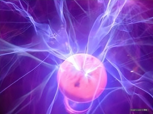 均匀磁化等离子体的碰撞反应