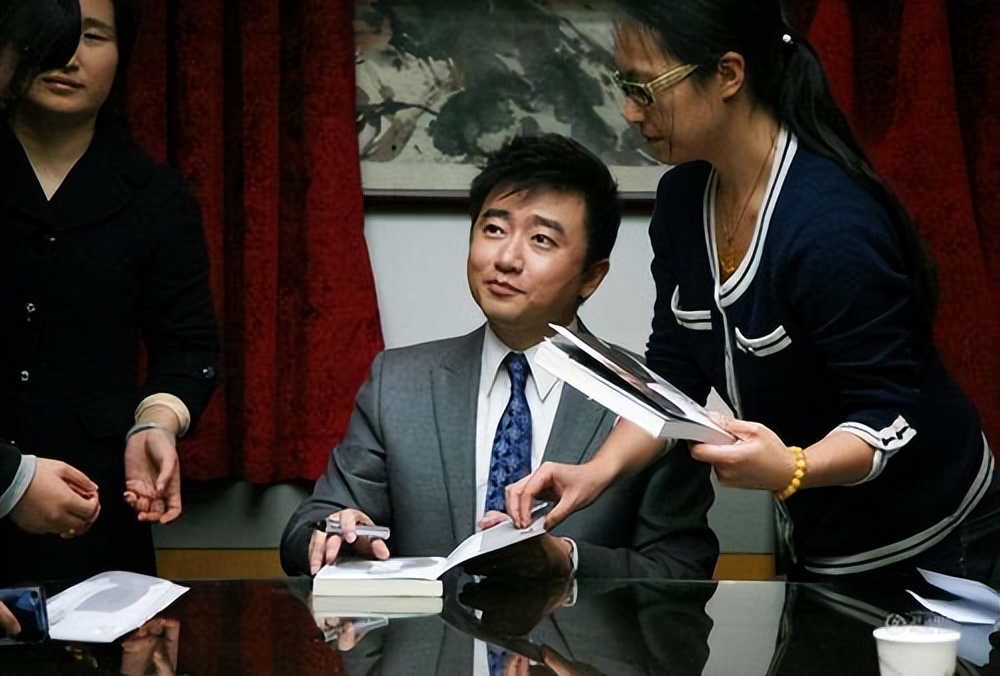 参加克林顿私人聚会的央视主持芮成钢，坐牢六年，出狱后怎样了？