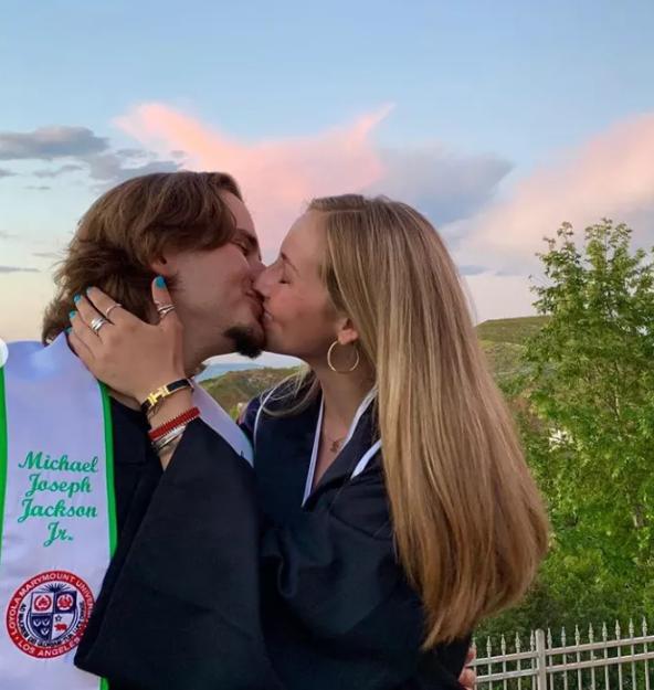 迈克尔杰克逊去世得了什么疾病,迈克杰克逊儿子遗传白化病