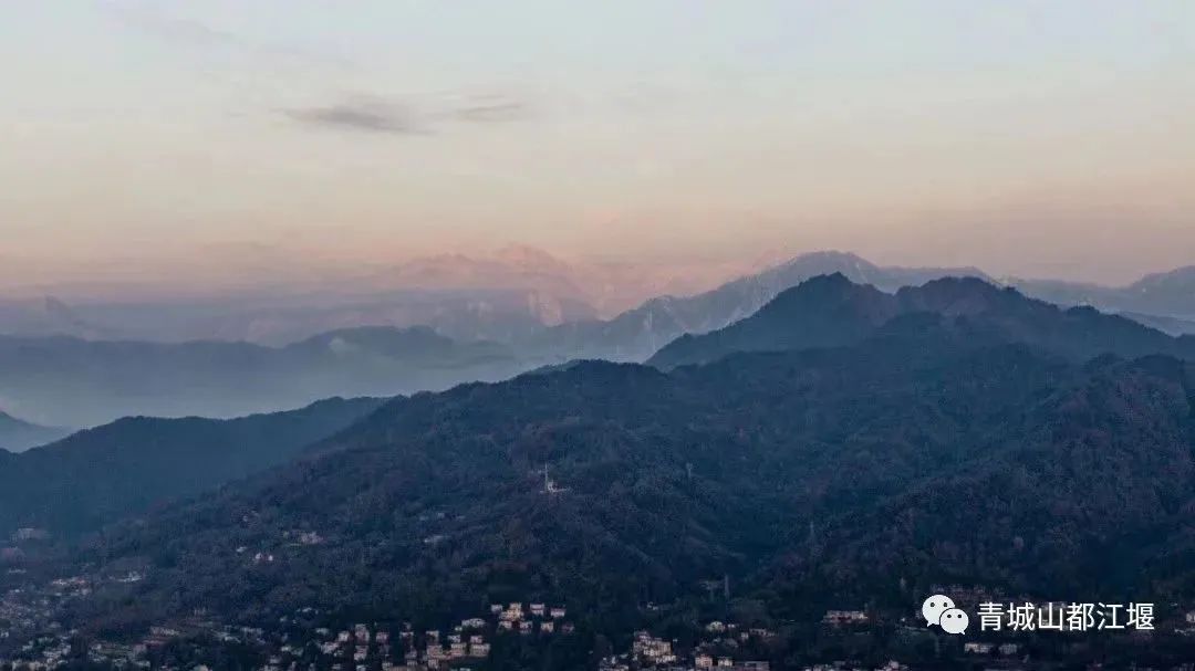 晴空雪山,雨过天晴的都江堰又见雪山