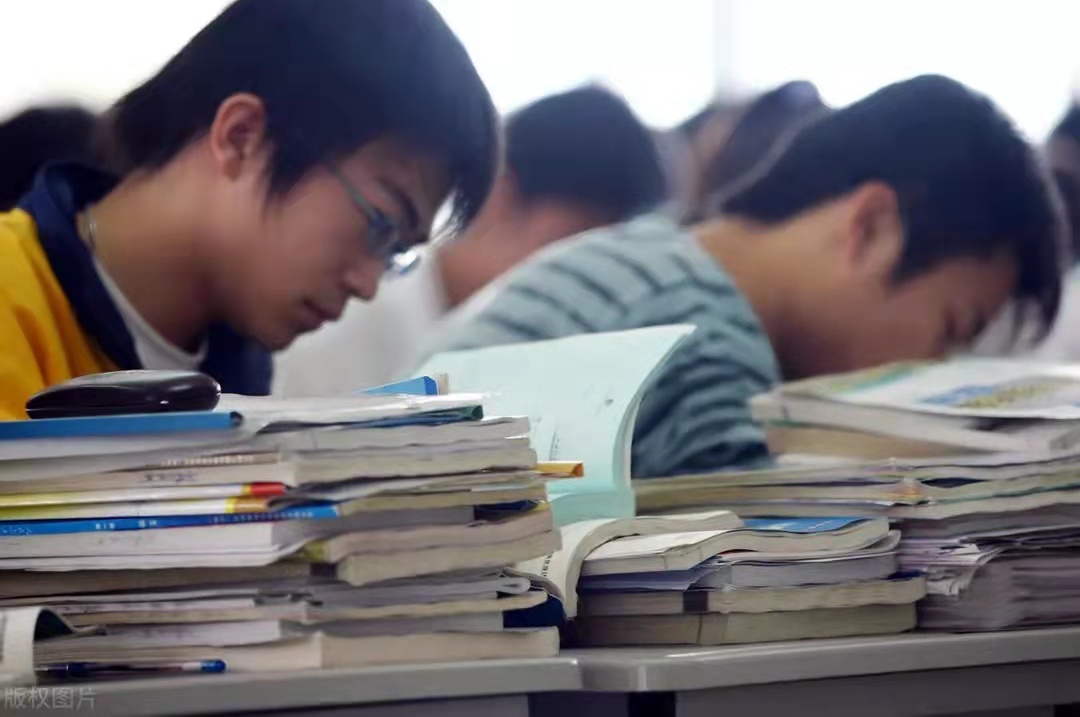 高一孩子考试在400多分算差吗,高一第一次月考考得很差家长鼓励