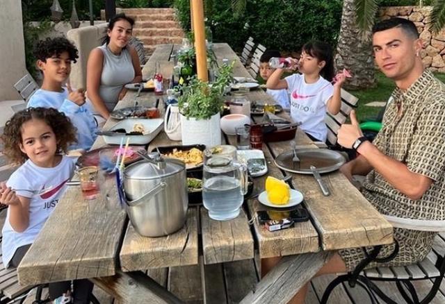 c罗携家人坐豪华游艇度假,c罗全家出游