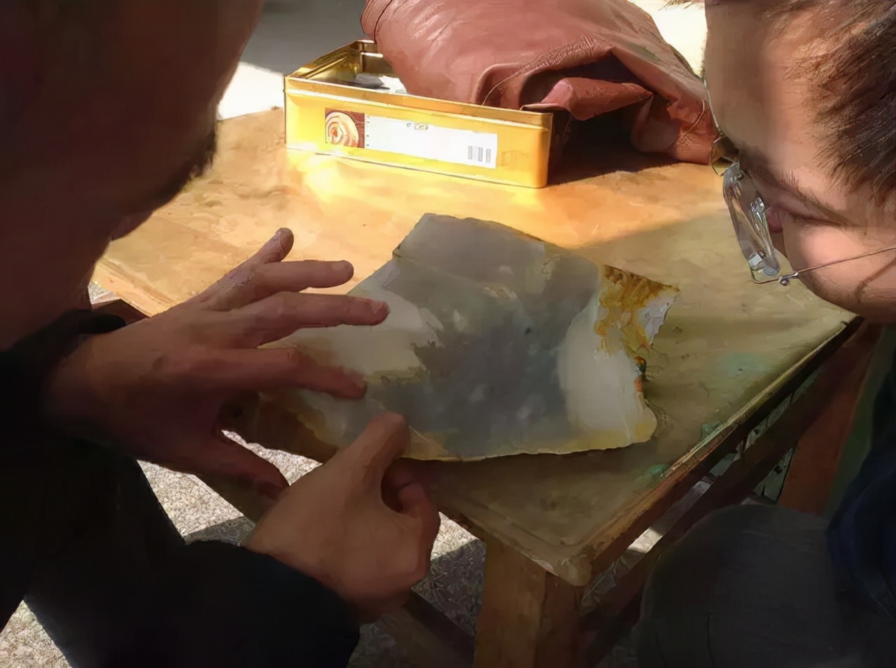 顶级玻璃种翡翠原石切割视频,顶级玻璃种全脱沙翡翠原石