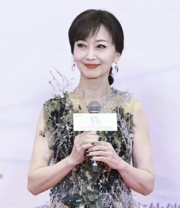 69岁赵雅芝与59岁的叶童庆生,69岁赵雅芝和60岁的叶童同框