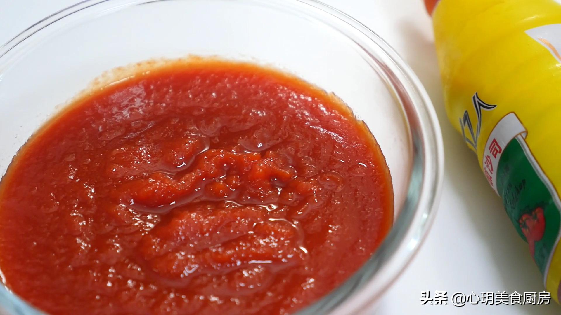 把番茄酱调成番茄沙司方法,把番茄放入冰箱边