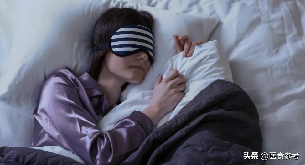 每天一万步的睡觉方法,每天坚持两个动作胜过16小时睡眠
