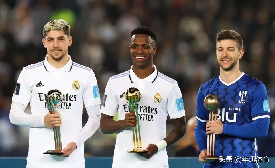 皇马第15次捧欧冠冠军奖杯,本泽马一击制胜皇马豪取七连胜