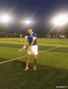 今天过来按脚，恰巧碰见了前女友，我该怎么化解尴尬呢？